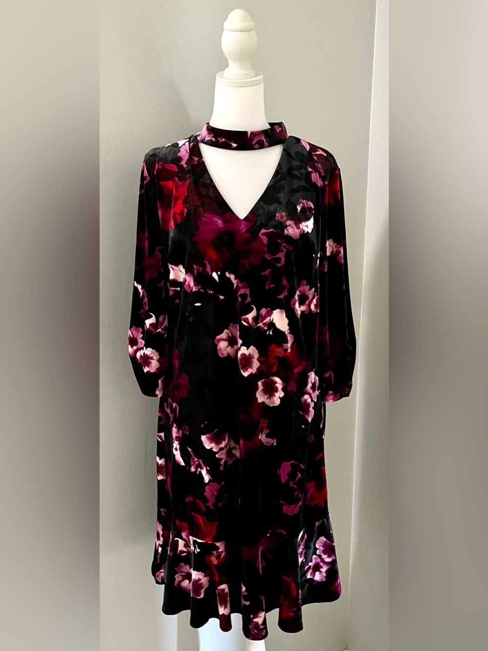 Roz & Ali Size 12 Women’s Floral Velvet V-Neck Dress in Black and Burgundy